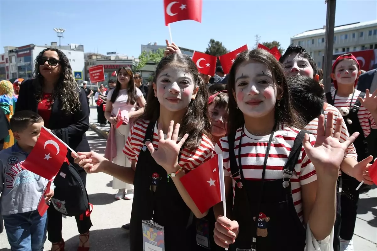 Van Akdamar Tiyatro Şenliği Başladı