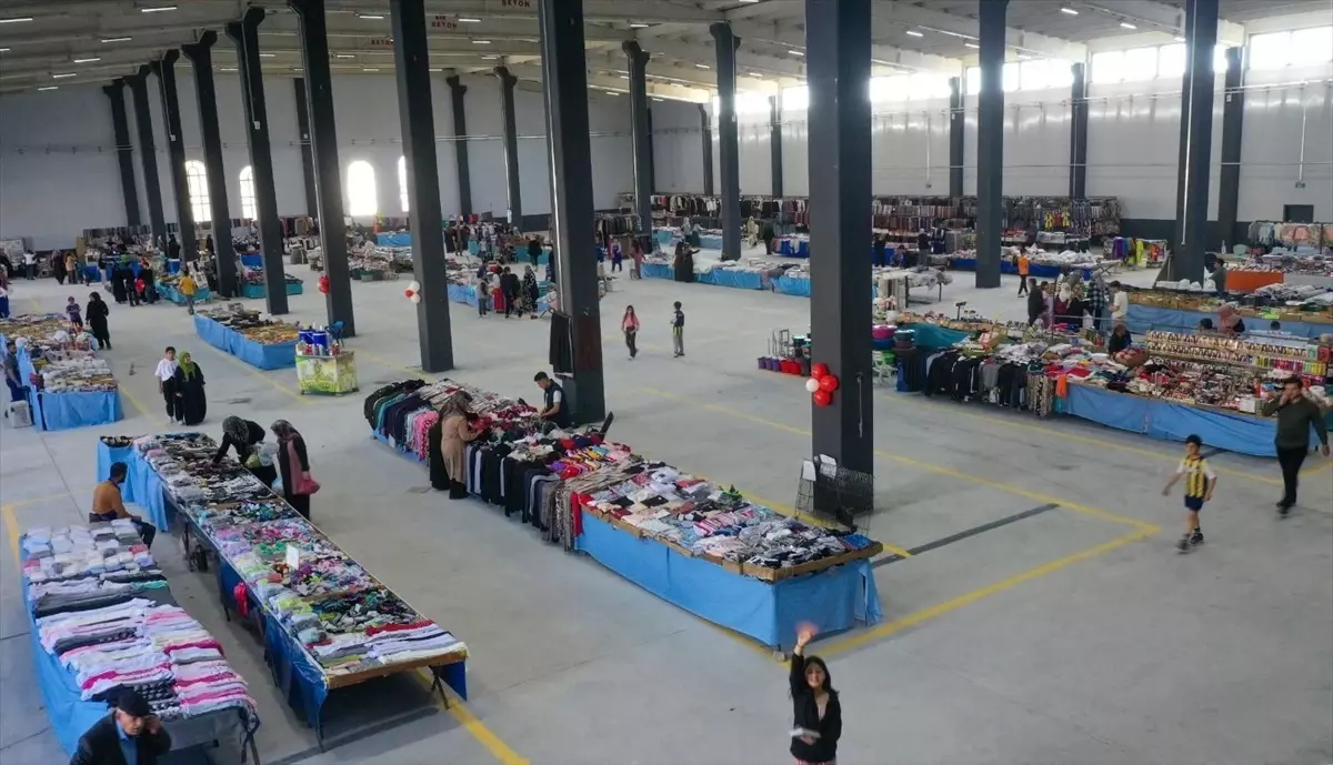 Tuşba'da Kapalı Semt Pazarı Açıldı