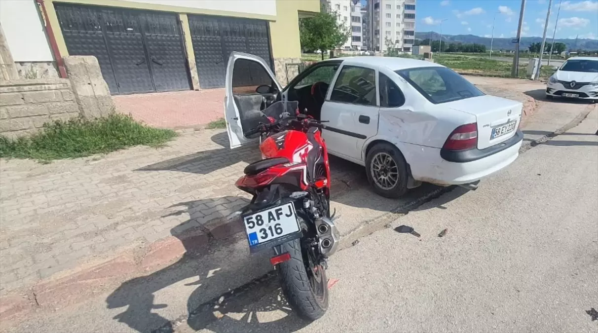 Şarkışla'da Motosiklet ve Otomobil Çarpıştı