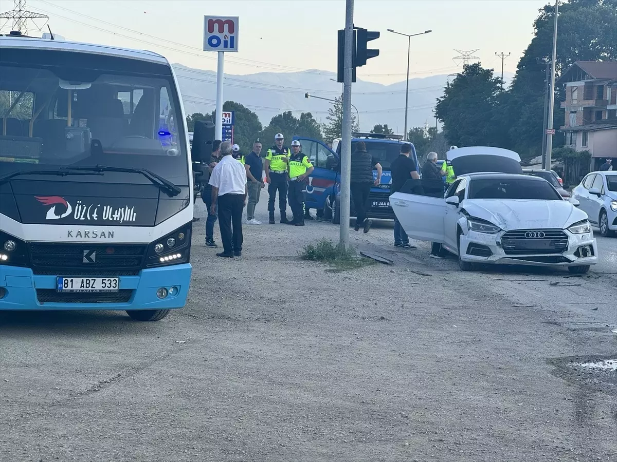 Düzce'de Midibüse Otomobil Çarptı, 7 Yaralı