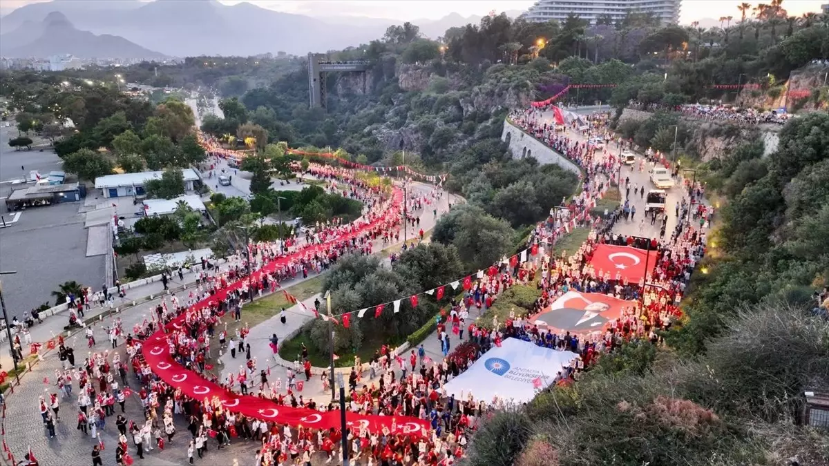 Antalya'da Fener Alayı ve Konser Heyecanı