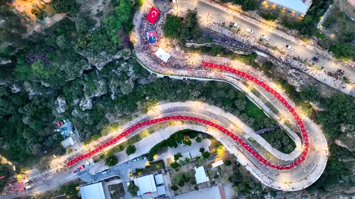 Antalya'da 19 Mayıs Coşkusu: Fener Alayı'na Binlerce Katılım