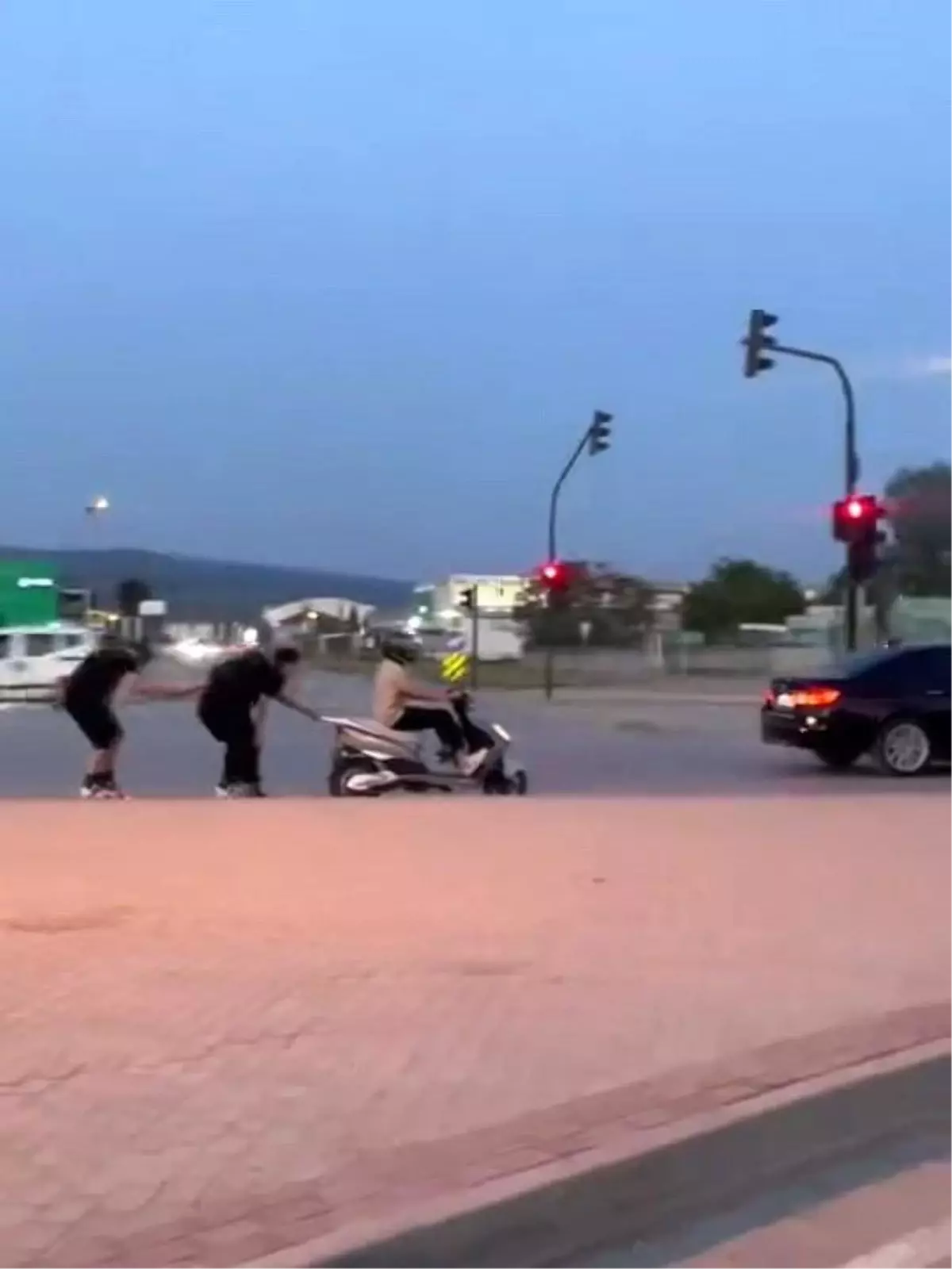 Motosiklet Arkasında Patenle Yolculuk Tehlikesi