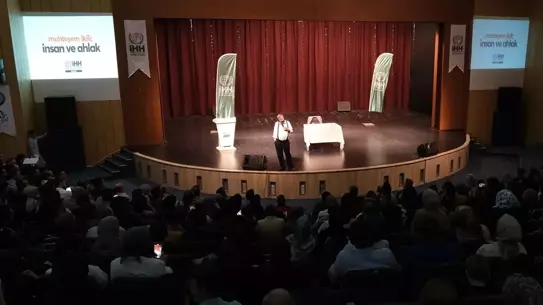 Hayati İnanç Gençlere Ahlak Konferansı Verdi