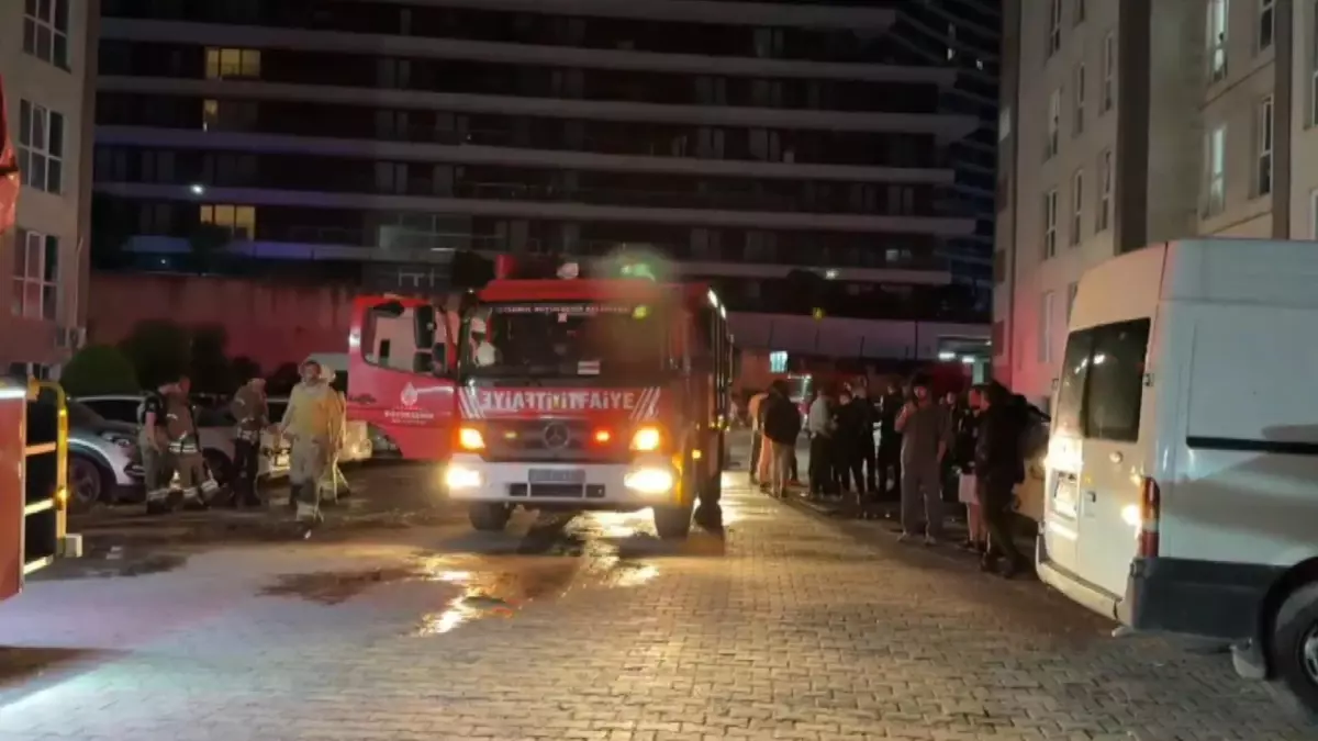 Esenyurt'ta Yangın: Kadın 8. Kattan Atlarken Yaralandı
