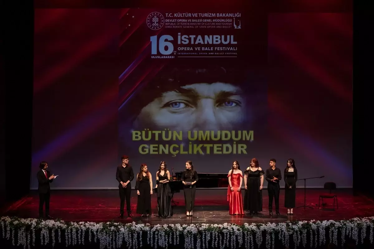 Genç Yetenekler 'Bütün Umudum Gençliktedir' Konserinde Sahne Aldı