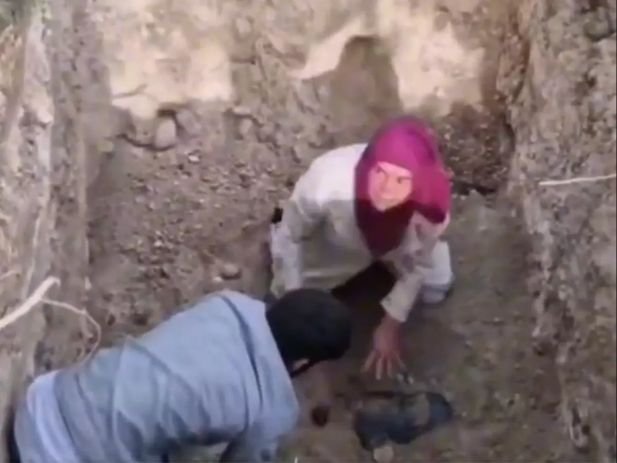 Görüntü Türkiye'den! Hastalıktan ve kuduzdan ölen köpeklerin mezarlarını açmaya kalktılar