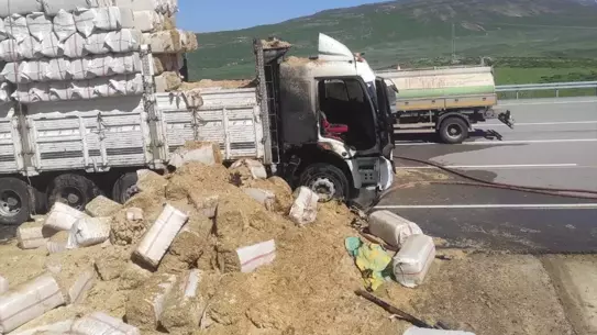 Bingöl'de Saman Yüklü Kamyonda Yangın