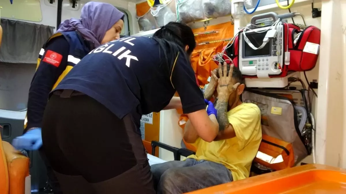 Antalya'da Kaza: Kamyon, Kırmızı Işıkta Bekleyen Otomobile Çarptı
