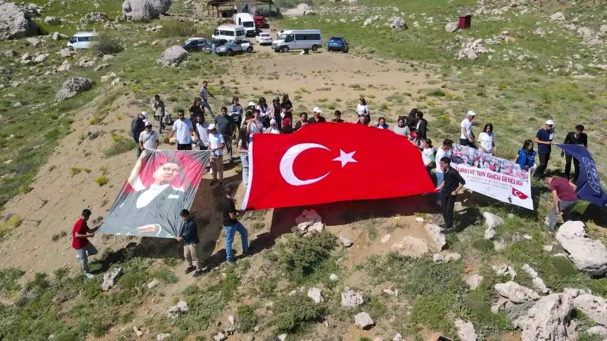 Gençler Kurdek Dağı'nda Bayram Coşkusu