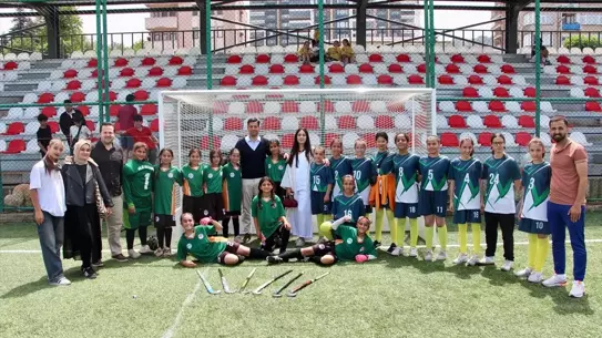Çim Hokeyi Sporcuları Çarşıbaşı'nı Gezdi
