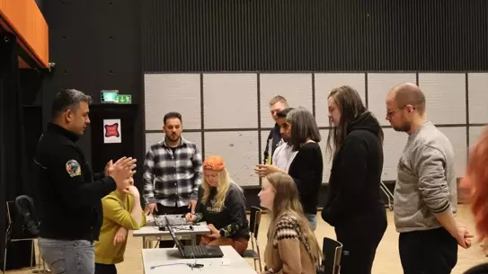Ceyhanlı Öğrenciler İklim Kriziyle Mücadele İçin Finlandiya'da Robot Eğitimi Verdi