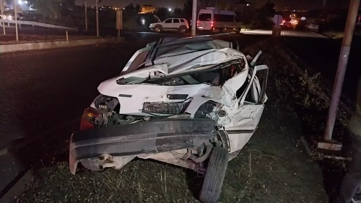 Manavgat'ta Kamyon-Otomobil Kazası: 3 Yaralı