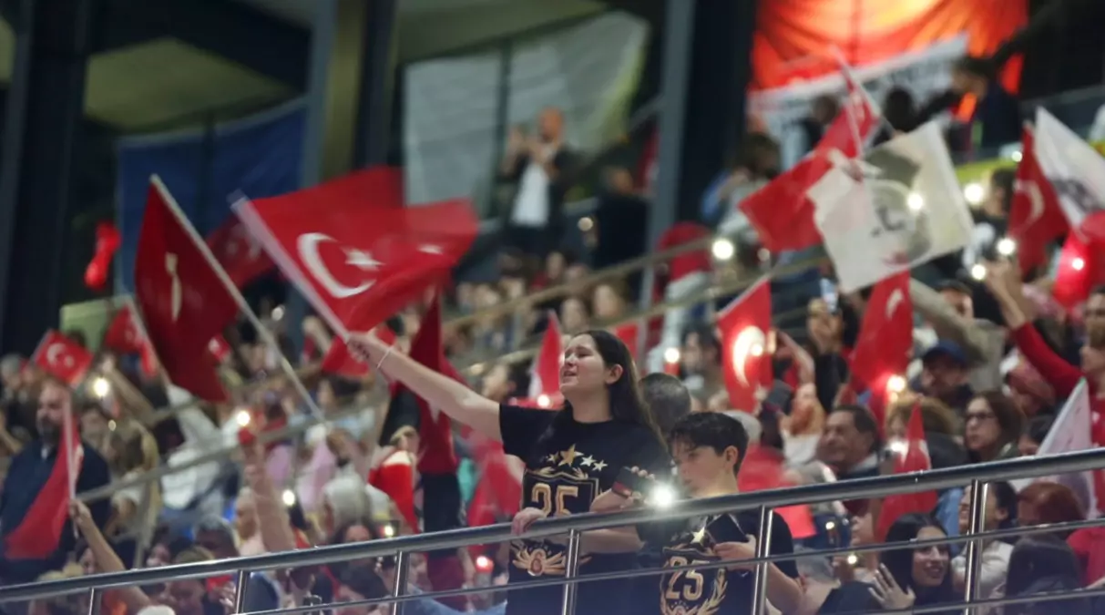 Küçükçekmece'de 19 Mayıs Coşkusu: Gençlik Yürüyüşü ve Kutlamalar