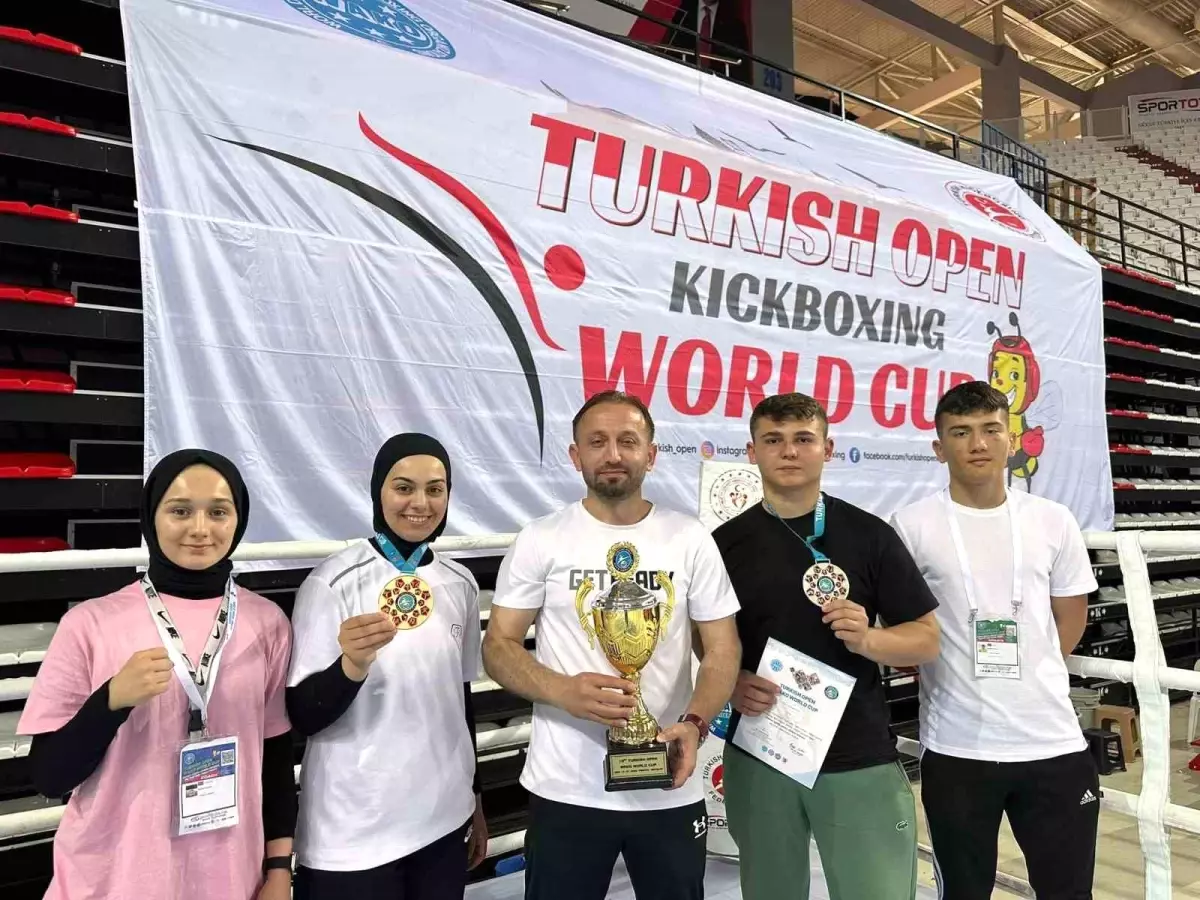 Düzceli Sporcular Kick Boks Dünya Kupası'nda 3 Madalya Kazandı