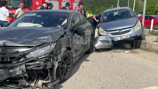 Serdivan'da Trafik Kazası: 4 Yaralı