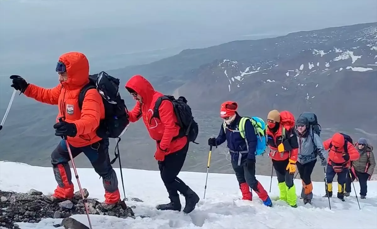 106 Dağcı 19 Mayıs'ı Küçük Ağrı'da Kutladı