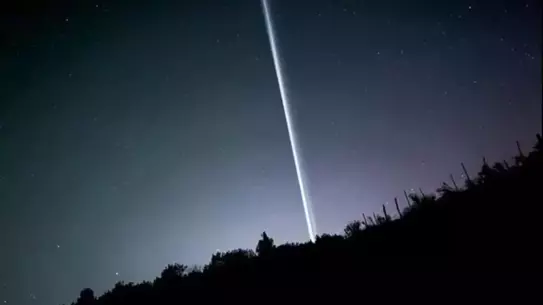 Gökyüzünde görülen gizemli ışık huzmesi, şaşkınlık yarattı