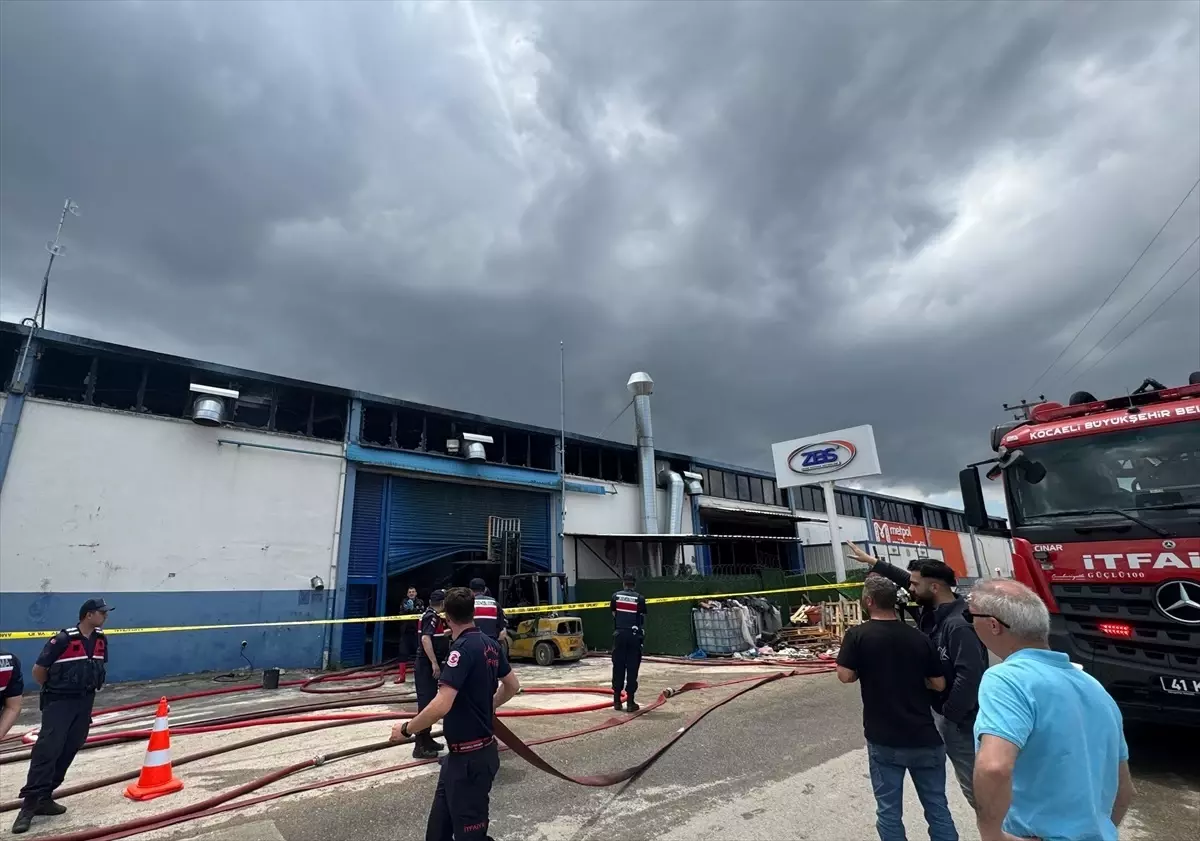 Gebze'de Boya Fabrikasında Yangın