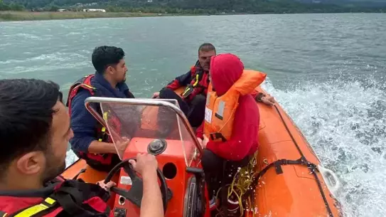 Sapanca Gölü'nde Mahsur Kalan İki Kişi Kurtarıldı