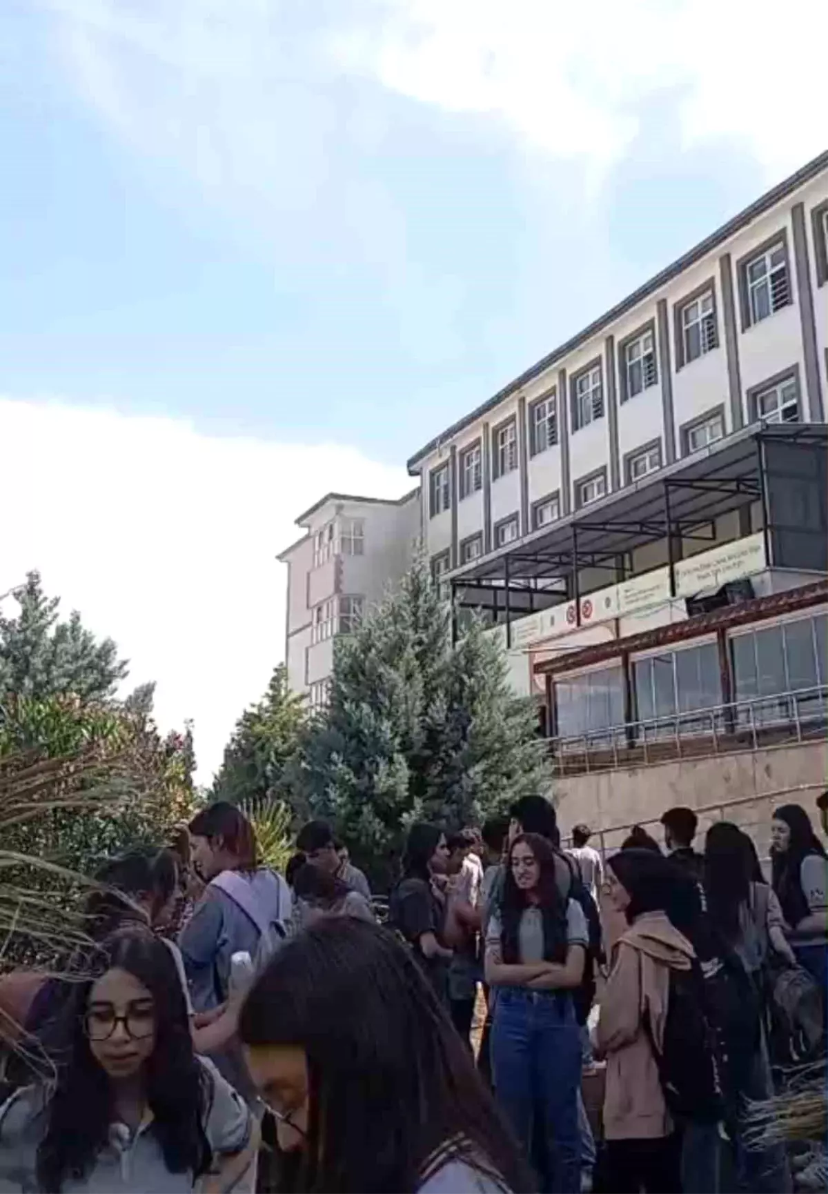 Adıyaman'da Lisedeki Yangın Korku Yarattı