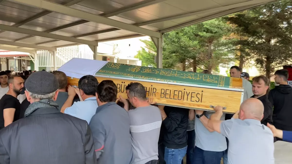 İzmit'te Boğulan Genç Toprağa Verildi