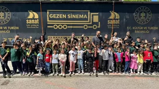 Gezen Sinema Tırı Elazığ'da Çocuklarla Buluştu