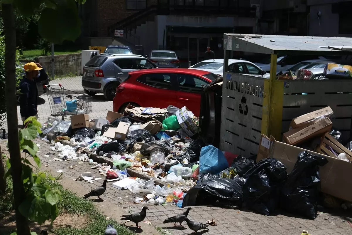 Priştine'de Çöp Grevi: Sokaklar Yine Kirli