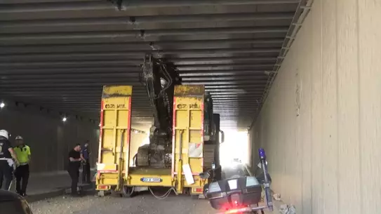 Elazığ'da TIR Alt Geçitte Sıkıştı