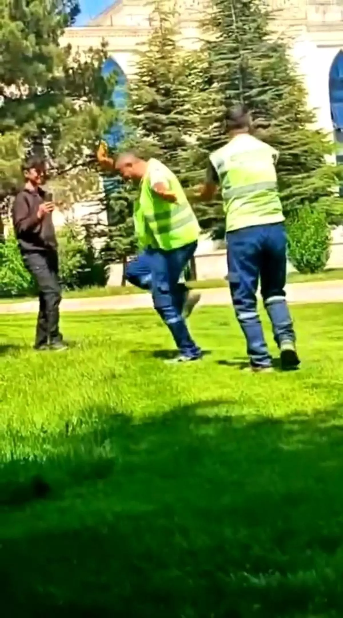 Elazığ'da Temizlik Görevlileri Davul Eşliğinde Oynadı