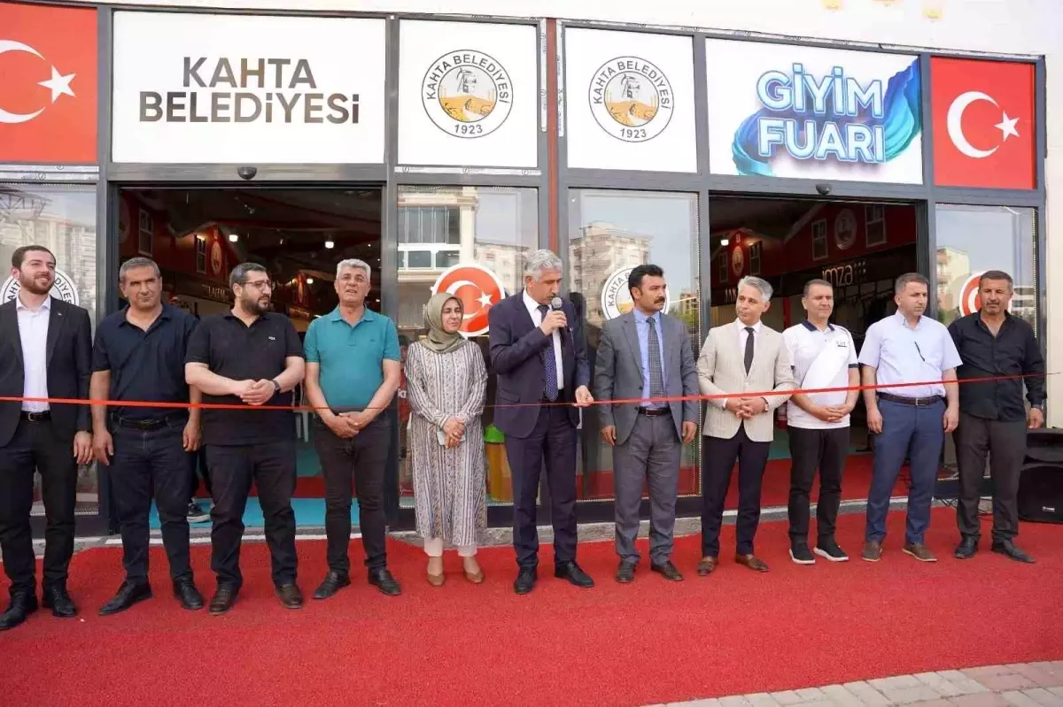 Kahta'da Ramazan Çarşısı'nda Giyim Fuarı Açıldı