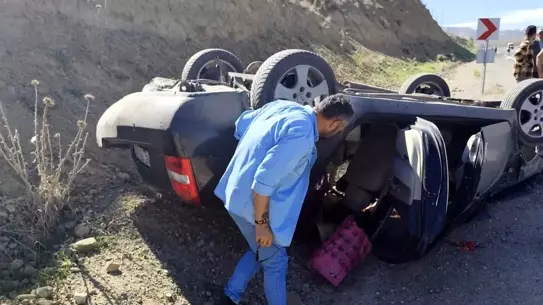 Başkale'de Takla Atan Kamyonette İki Yaralı