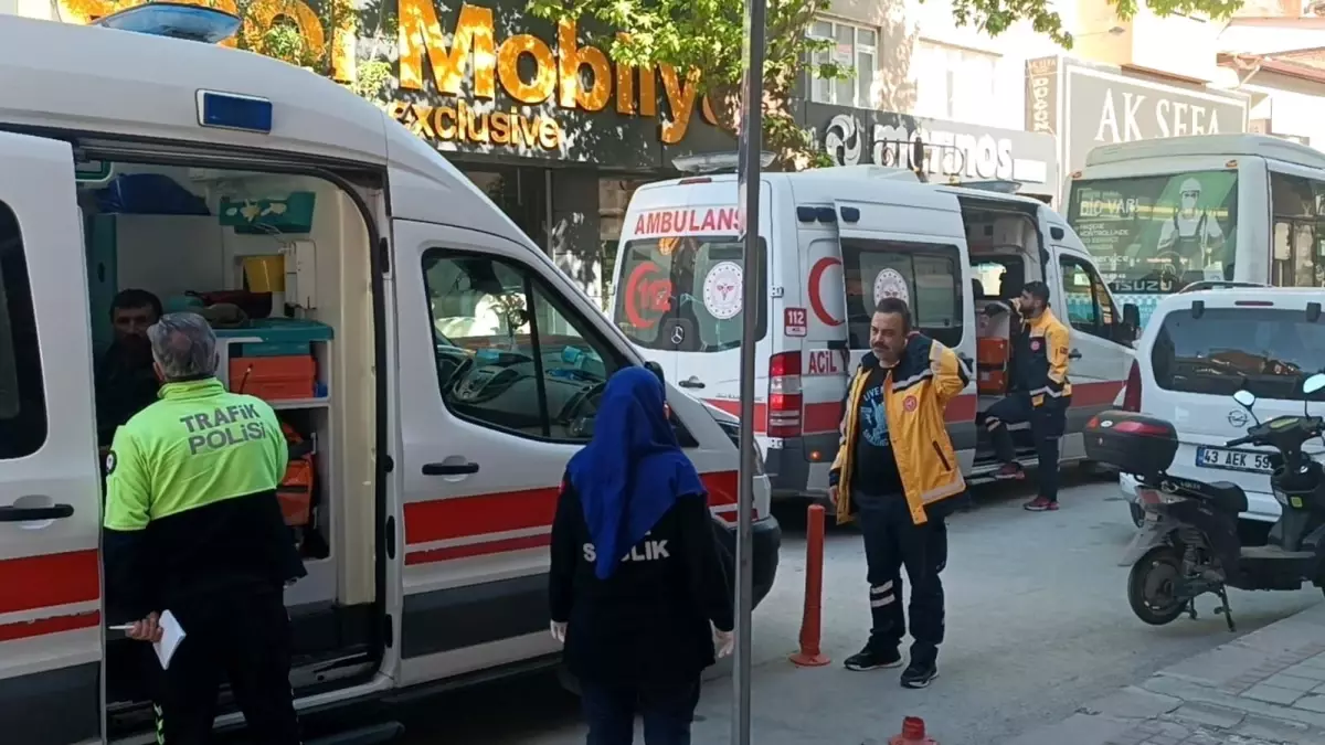 Kütahya'da Trafik Kazası: 3 Yaralı