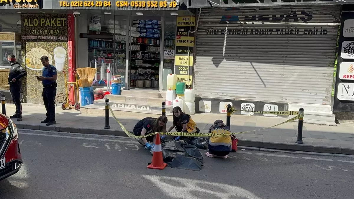Kaldırımda Fenalaşan Yaya, Servis Aracının Altında Kaldı