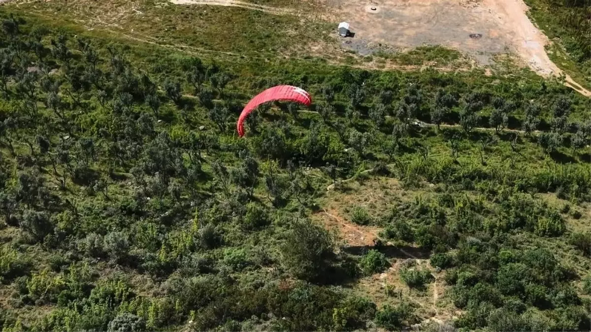 Bursa'da Ekstrem Spor: Genç Paraşütle Evine Uçtu