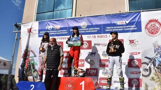 Genç Kızlar Motokros Hayallerini Peşinde