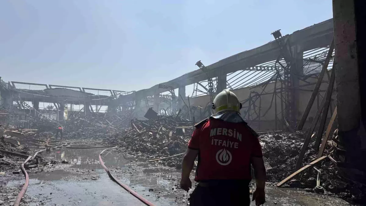 Mersin'de Oto Ses ve Görüntü Sistemleri Üreten Fabrikada Yangın Çıktı