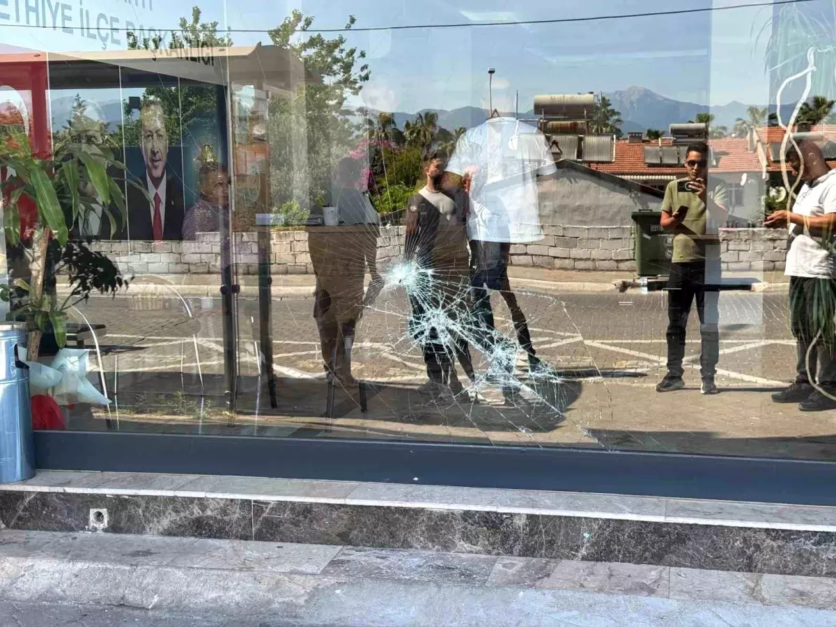 Fethiye'de AK Parti Binasına Taşlı Saldırı