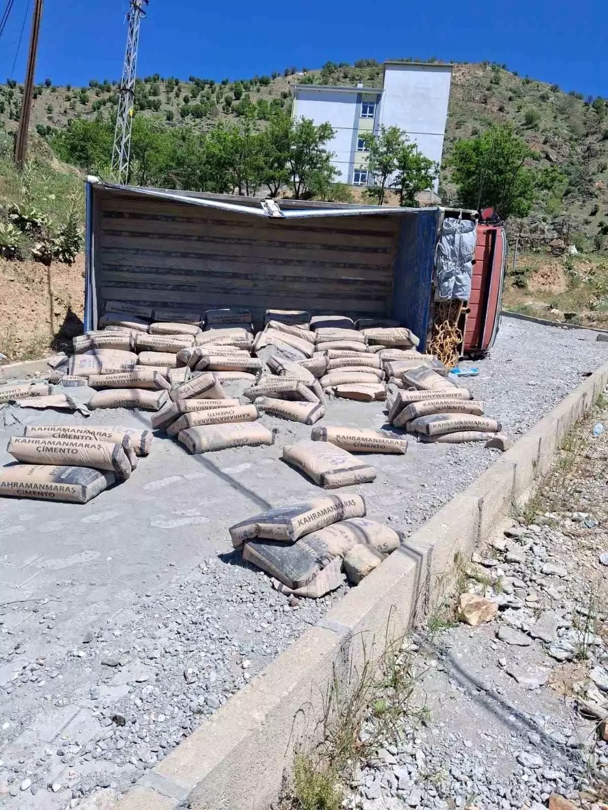 Adıyaman'da Kamyon Devrildi: 1 Yaralı
