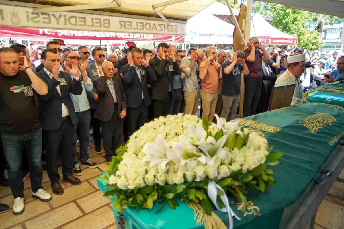 CHP Lideri Özgür Özel, Manisa'da Cenaze Törenine Katıldı