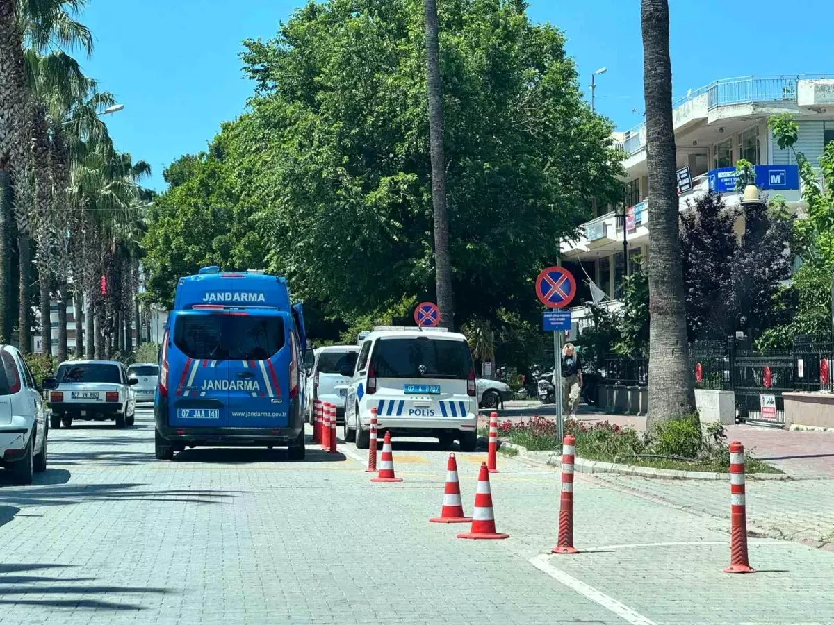 Gazipaşa'da Sahte Kimlikli Sürücü ve Düzensiz Göçmenler Yakalandı