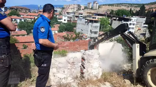 Edremit'te Metruk Bina Kontrollü Olarak Yıkıldı