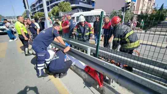 Kuşadası'nda Motociklet Servis Aracına Çarptı: 2 Yaralı