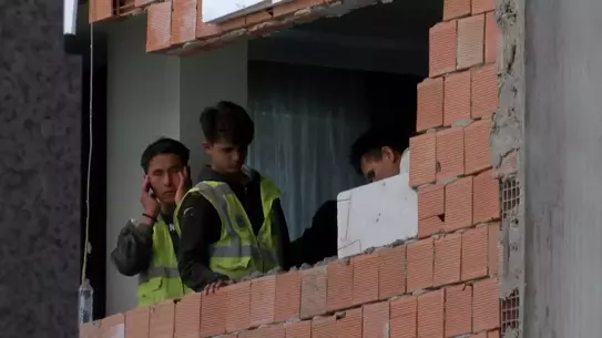 Beton Parça Yan Duvara Zarar Verdi