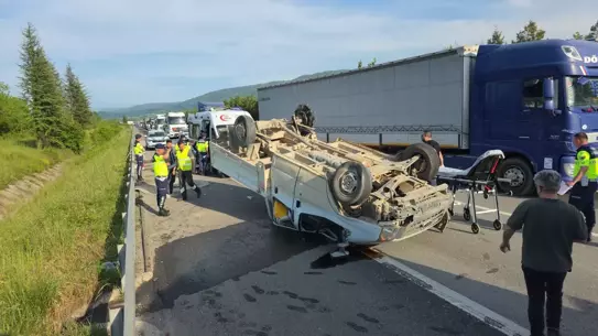 Düzce'de Kamyonet Kazası: 3 Yaralı