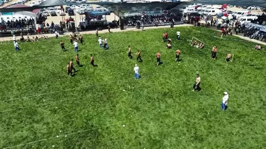 Karaadilli Yağlı Güreşleri'nde Başpehlivan Feyzullah Aktürk