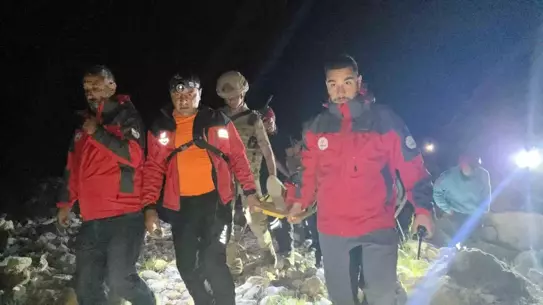 Tunceli'de Kayalıklardan Düşen Kadın Kurtarıldı