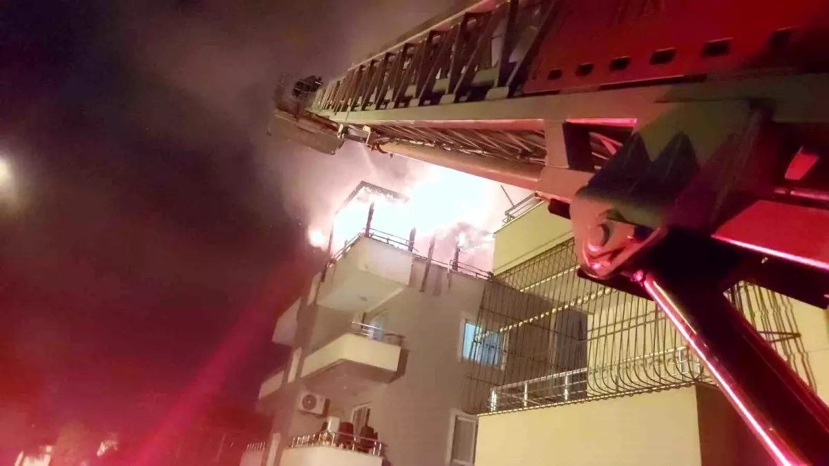 Hatay'da Apartmanda Yangın