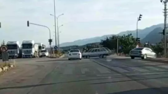 Hatay'da Kavşakta Kaza: 2 Yaralı