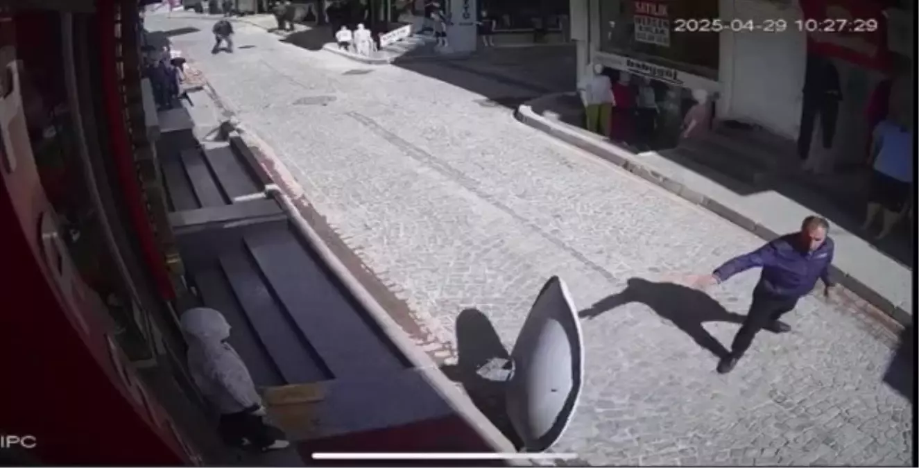 Çatıdan Düşen Anten Yürüyene Çarptı